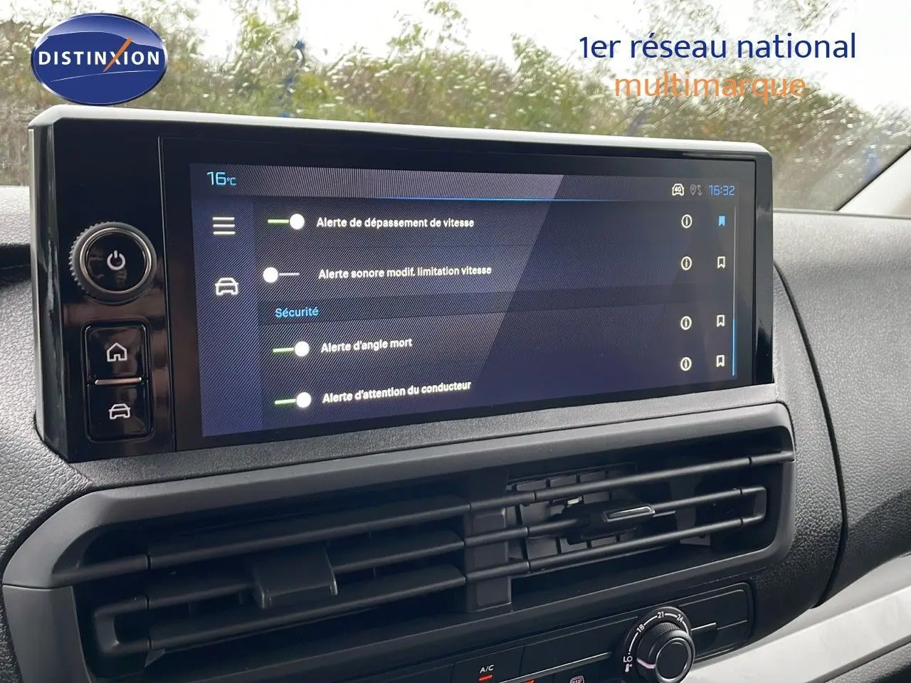 Vue rapprochée de l'écran tactile central du Peugeot Expert Fourgon blanc 2025 affichant les alertes de sécurité.