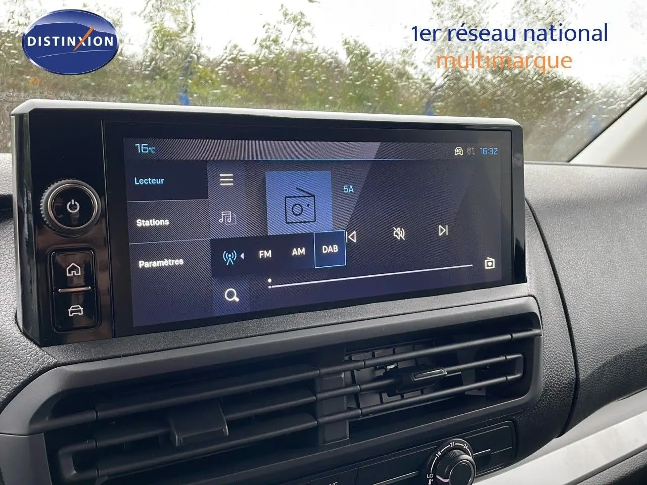 Écran tactile central du Peugeot Expert Fourgon 2025 montrant l'interface radio DAB avec commandes autour, intérieur noir.