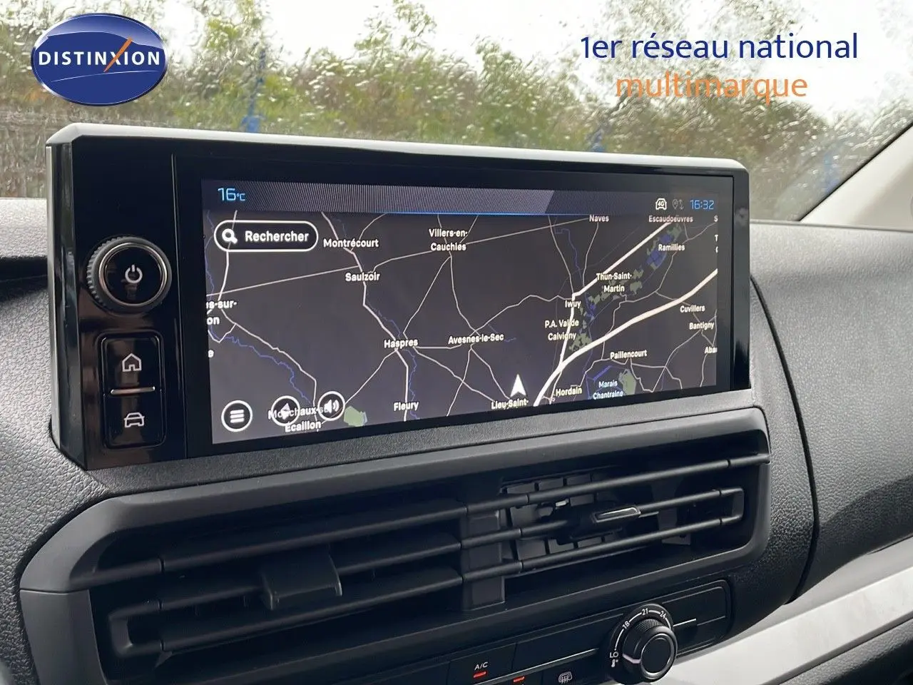 Écran tactile central affichant la navigation GPS dans l'habitacle du Peugeot Expert Fourgon blanc 2025.