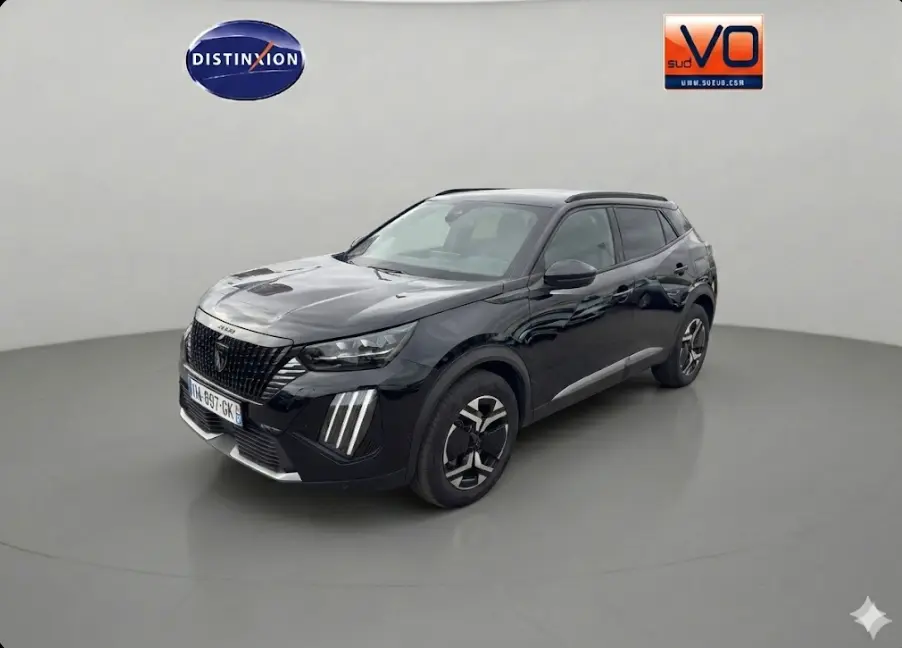 Peugeot 2008 Hybrid 145 e-DCS6 GT noir, vue 3/4 avant droit, avec barres de toit et jantes alliage 18 pouces.