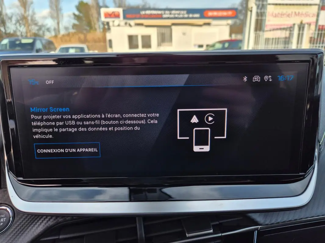 Écran tactile du tableau de bord du Peugeot 2008 Hybrid 145 GT affichant la fonction Mirror Screen.