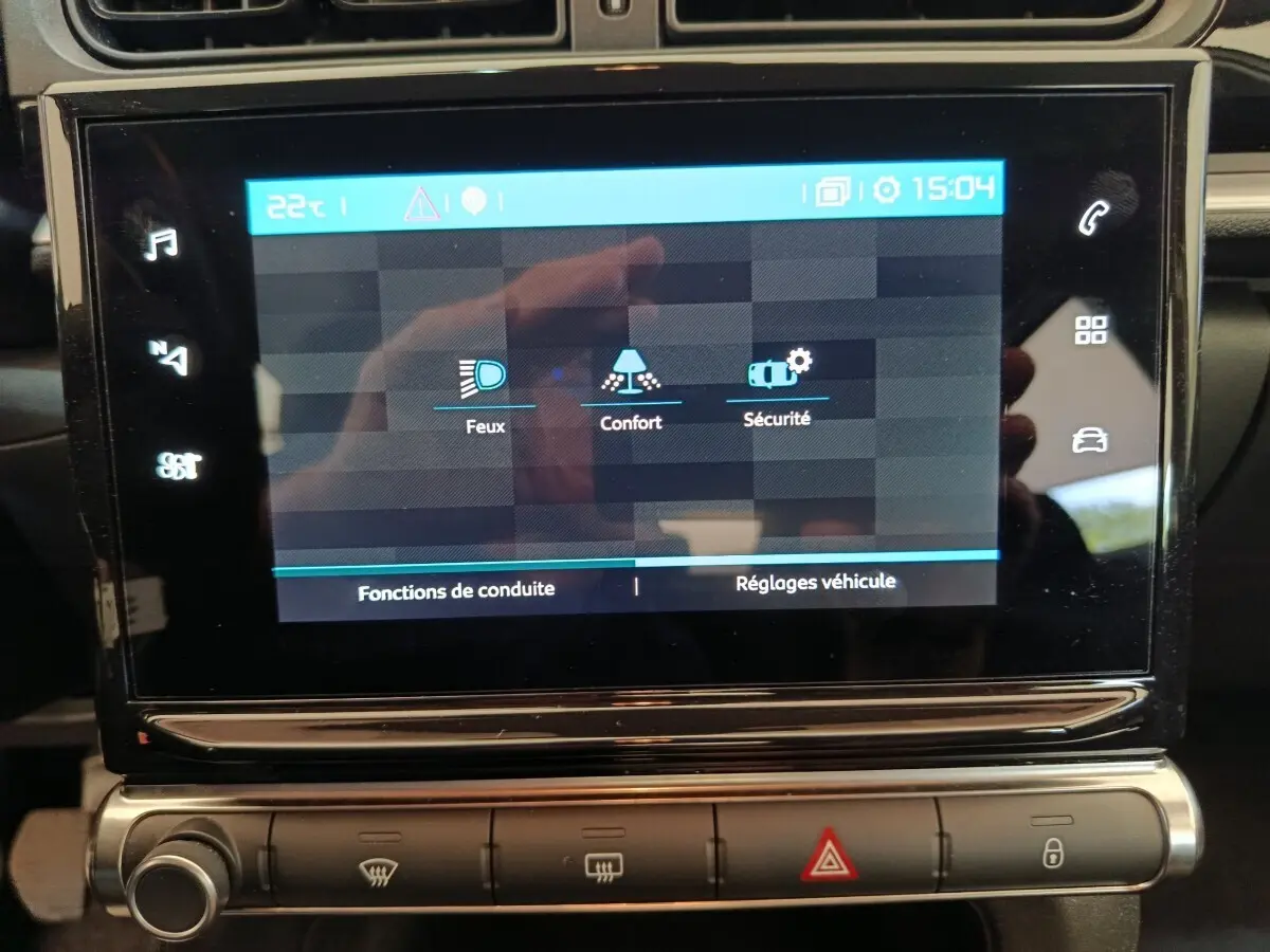 Écran tactile central de la Citroën C3 blanche de 2020, affichant les réglages de conduite et sécurité.