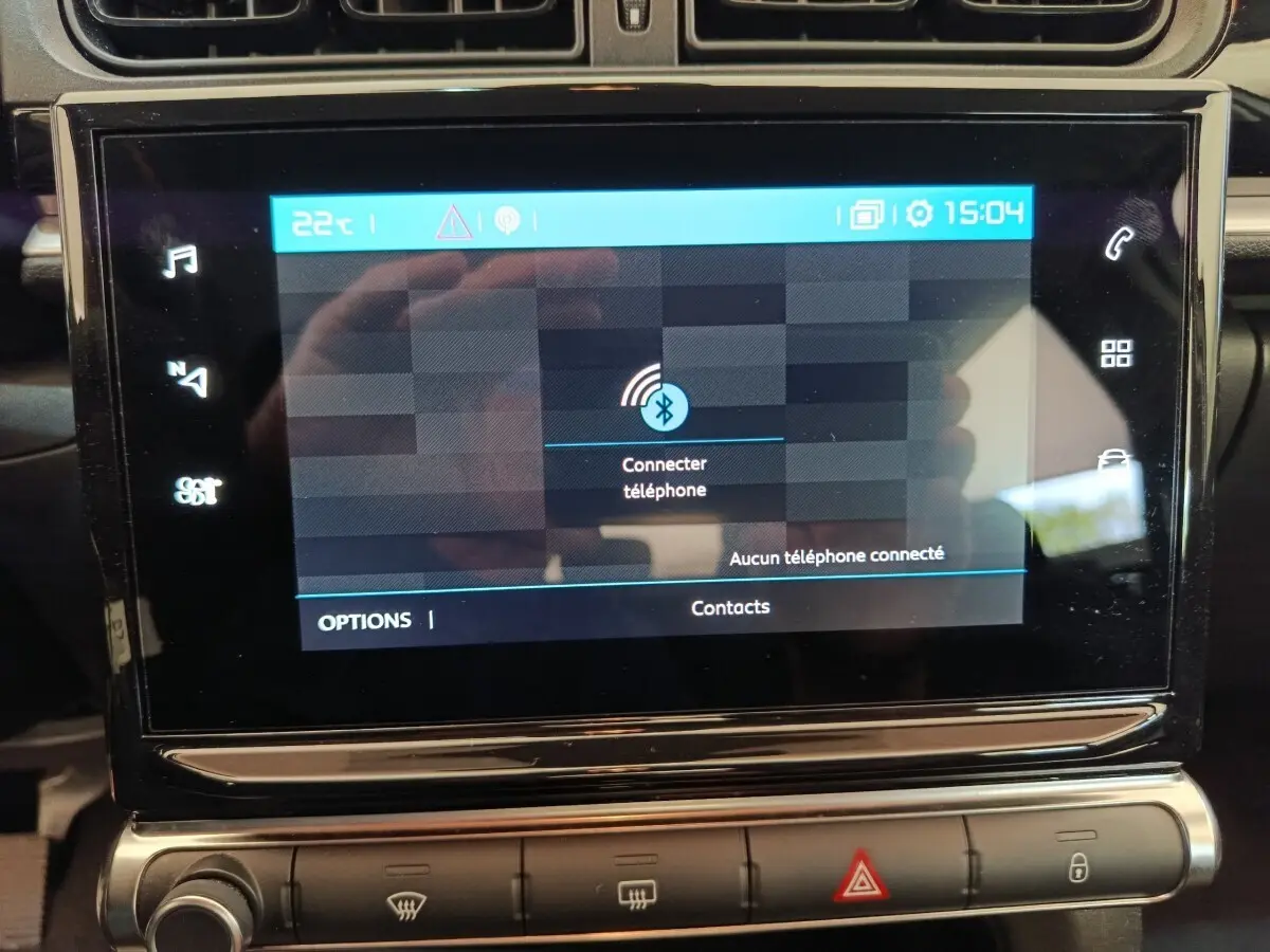Écran tactile central de la Citroën C3 2020 affichant la connexion Bluetooth pour téléphone, vue intérieure frontale.