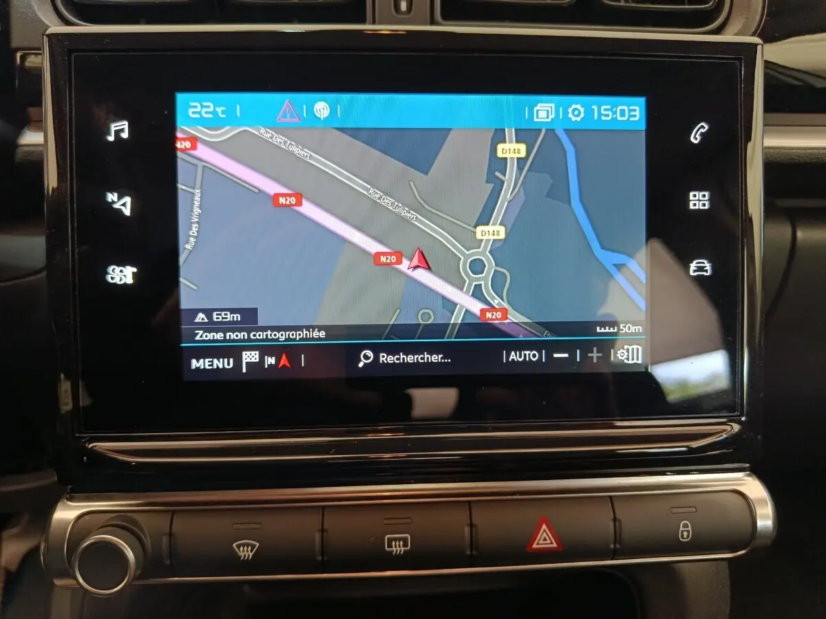 Écran tactile 7 pouces du système de navigation de la Citroën C3 PureTech 83, affichant une carte en intérieur.