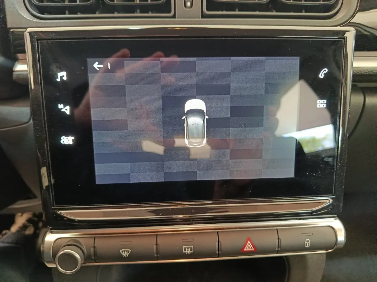 Écran tactile central de la Citroën C3 blanc 2020 montrant l'affichage de la caméra de recul en gros plan.