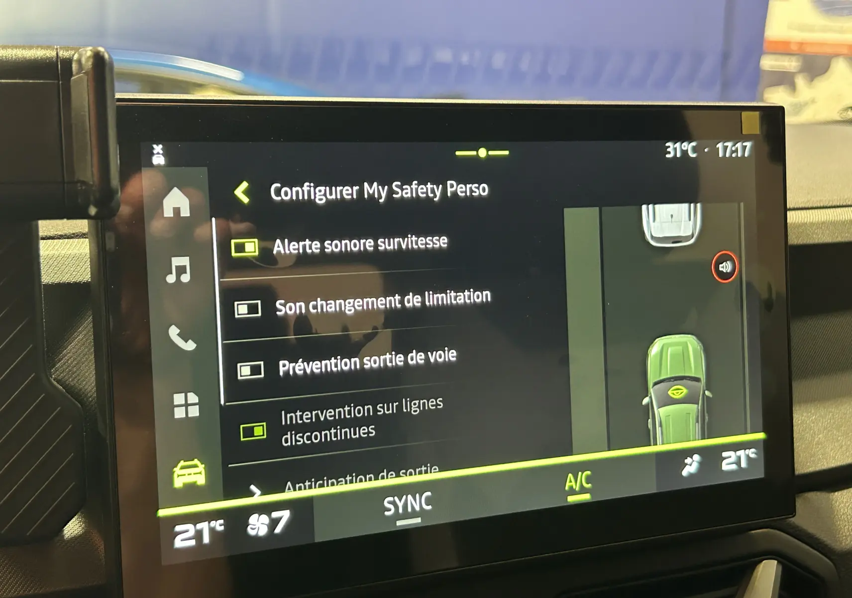 Écran tactile intérieur du Dacia Bigster affichant les options de sécurité personnalisées, vue rapprochée du tableau de bord.