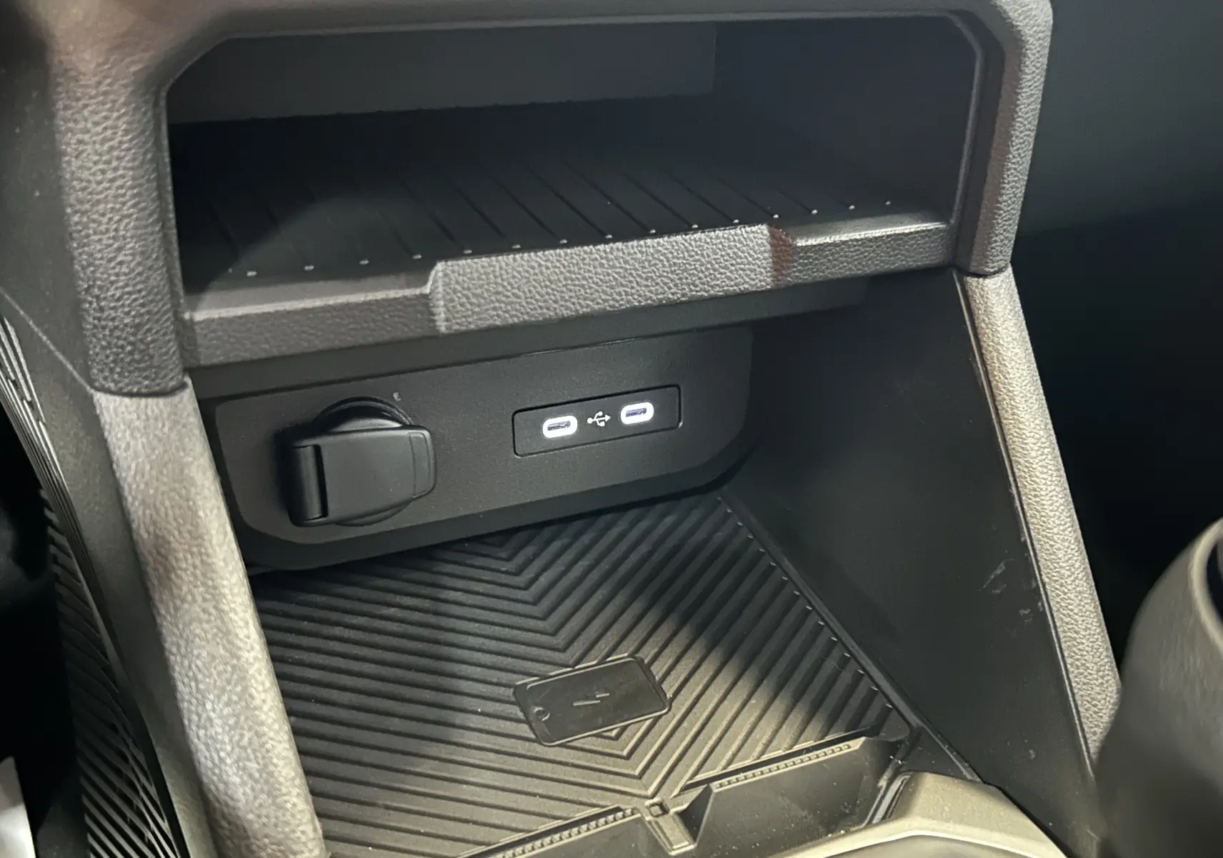 Détail de la console centrale du Dacia Bigster 2026 montrant les ports USB et un espace de rangement noir.