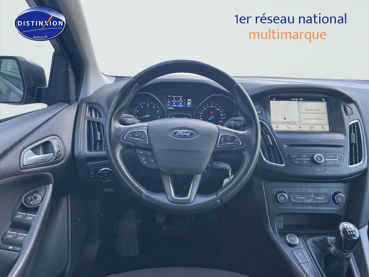 Intérieur de Ford Focus SW 2018 avec tableau de bord noir, volant multifonction et écran tactile central visible.