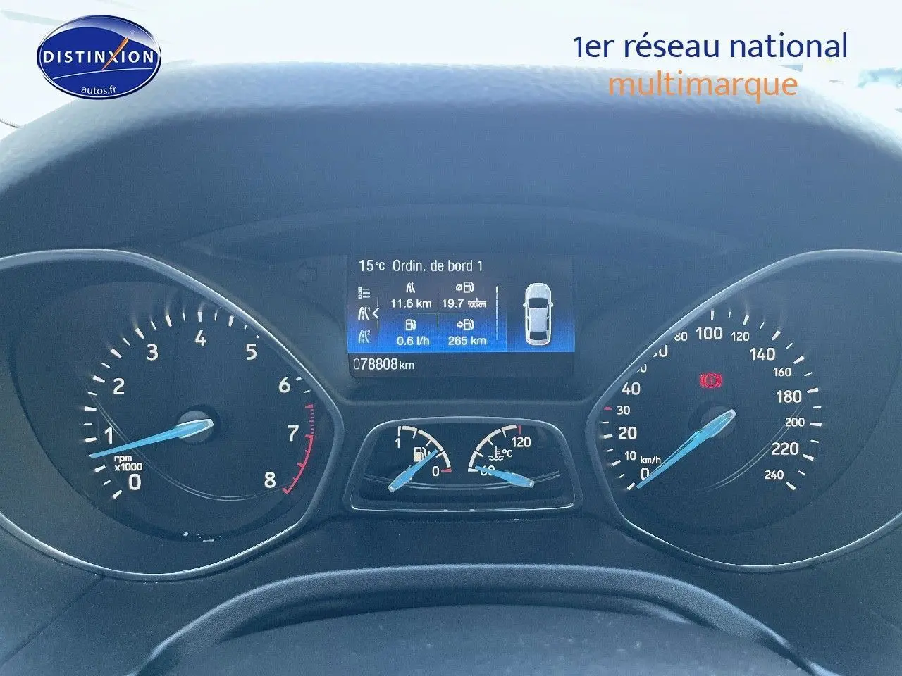 Tableau de bord de Ford Focus SW gris magnetic 2018, affichage digital et compteurs analogiques en vue frontale.