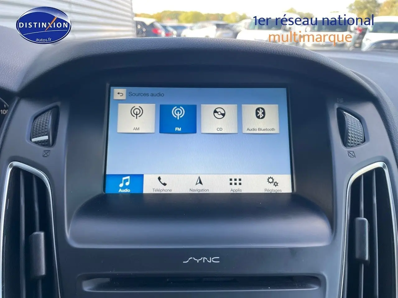 Écran tactile central du tableau de bord de la Ford Focus SW gris Magnetic Metal 2018, affichant les sources audio.