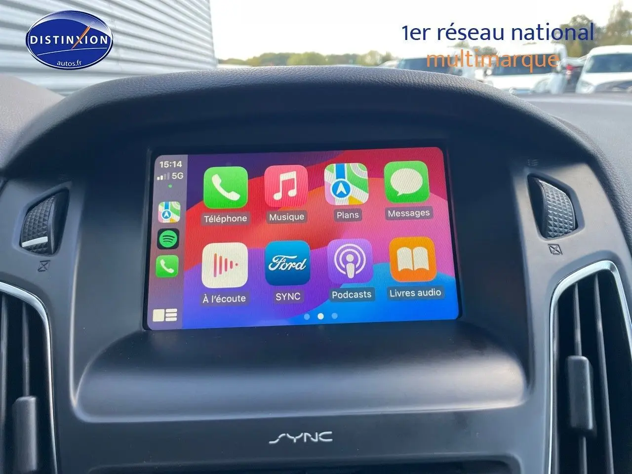 Écran tactile SYNC au centre du tableau de bord d'une Ford Focus SW gris magnetic, affichant applications connectées.