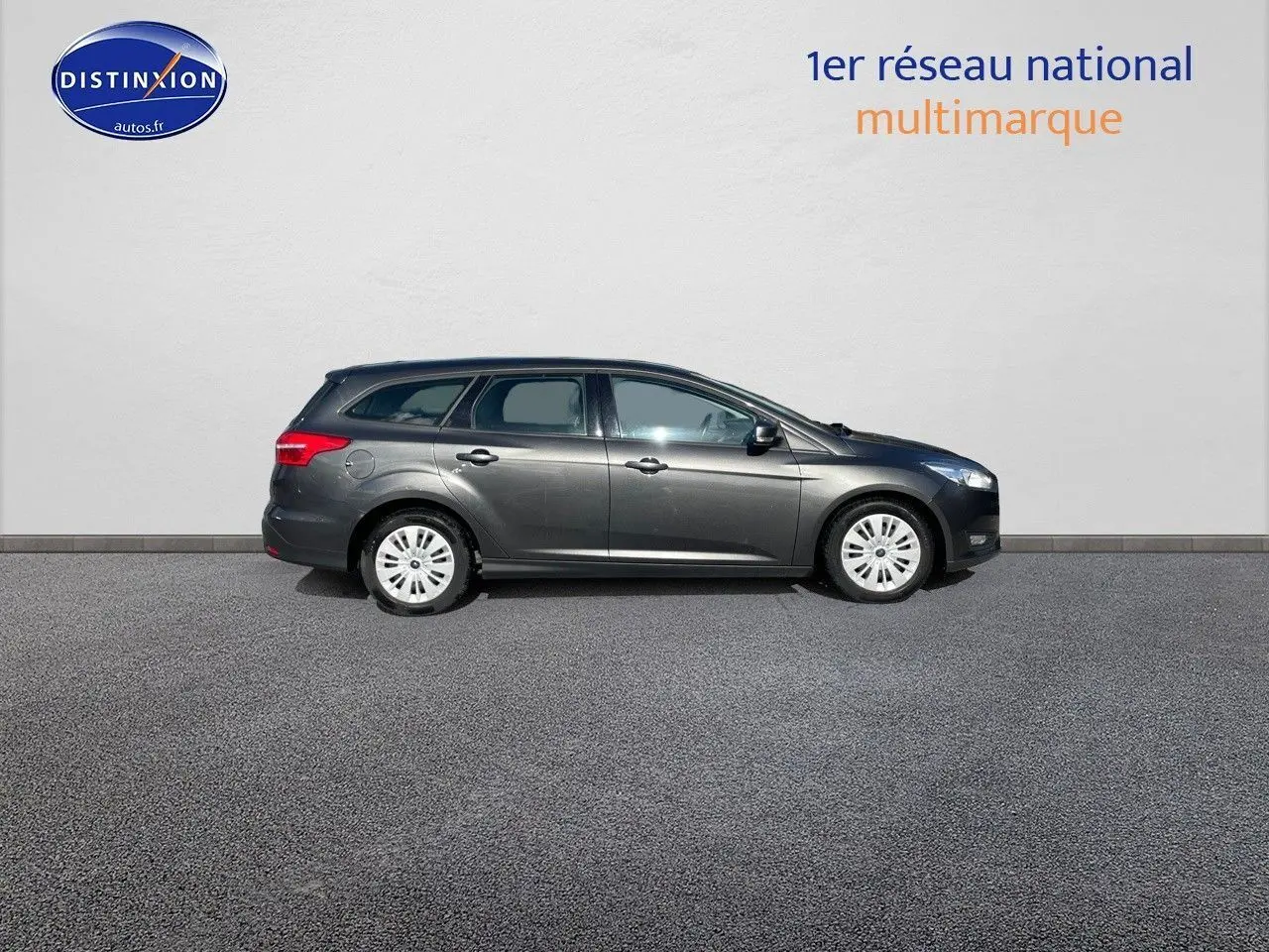 Profil droit d'une Ford Focus SW gris magnetic metal 2018, break compact à cinq portes sur fond neutre.