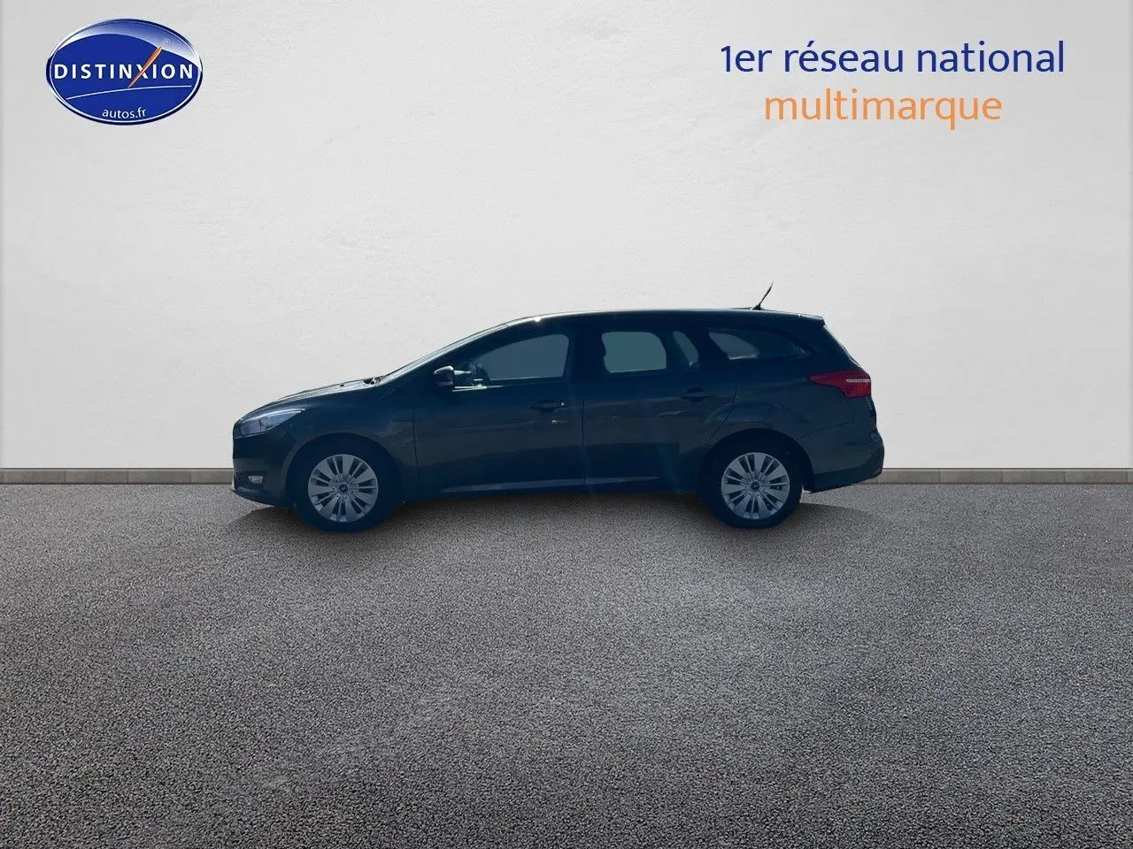 Profil côté gauche d'une Ford Focus SW gris magnetic metal de 2018, break compact à cinq portes stationné sur sol bitumé.