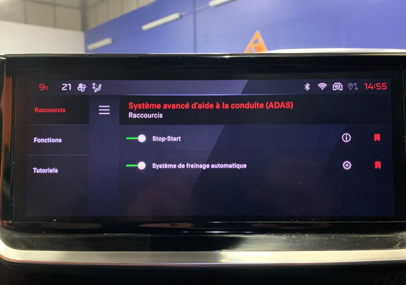 Écran tactile intérieur du Peugeot 2008 2023 affichant les options d’aide à la conduite ADAS en mode sombre.