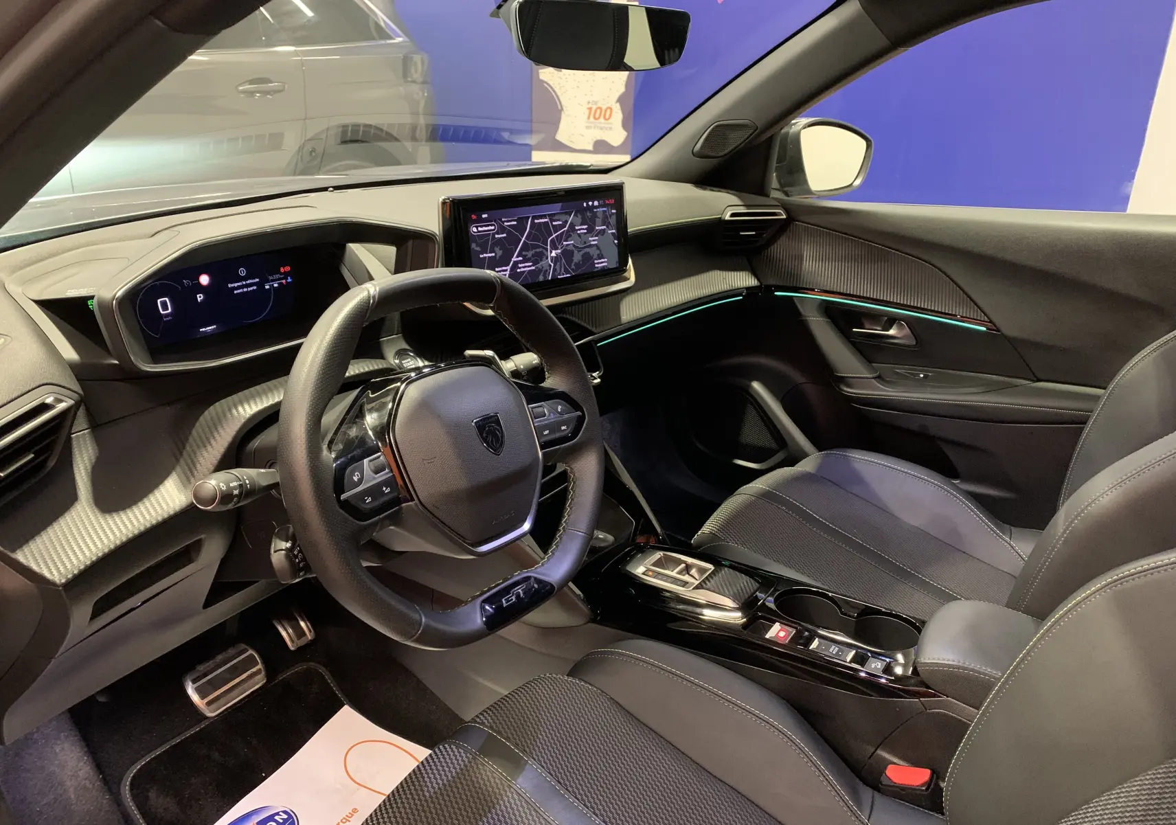 Intérieur du Peugeot 2008 GT 2023 en gris, vue côté conducteur avec tableau de bord numérique et écran central tactile.