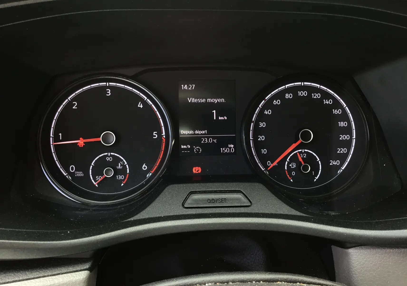 Tableau de bord du Volkswagen Transporter 6.1 blanc, affichant compte-tours, vitesse et température moteur.