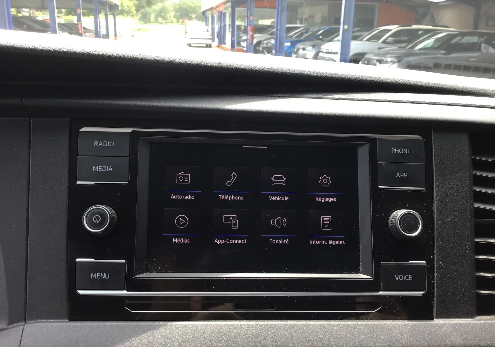 Écran tactile central du Volkswagen Transporter 6.1 Van blanc, vue intérieure frontale du tableau de bord.