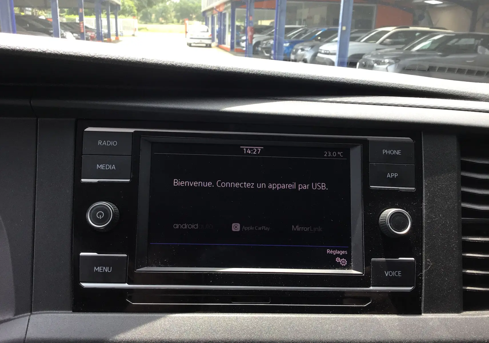 Écran tactile central du Volkswagen Transporter 6.1 blanc, affichant un message de connexion USB, vue de face intérieure.