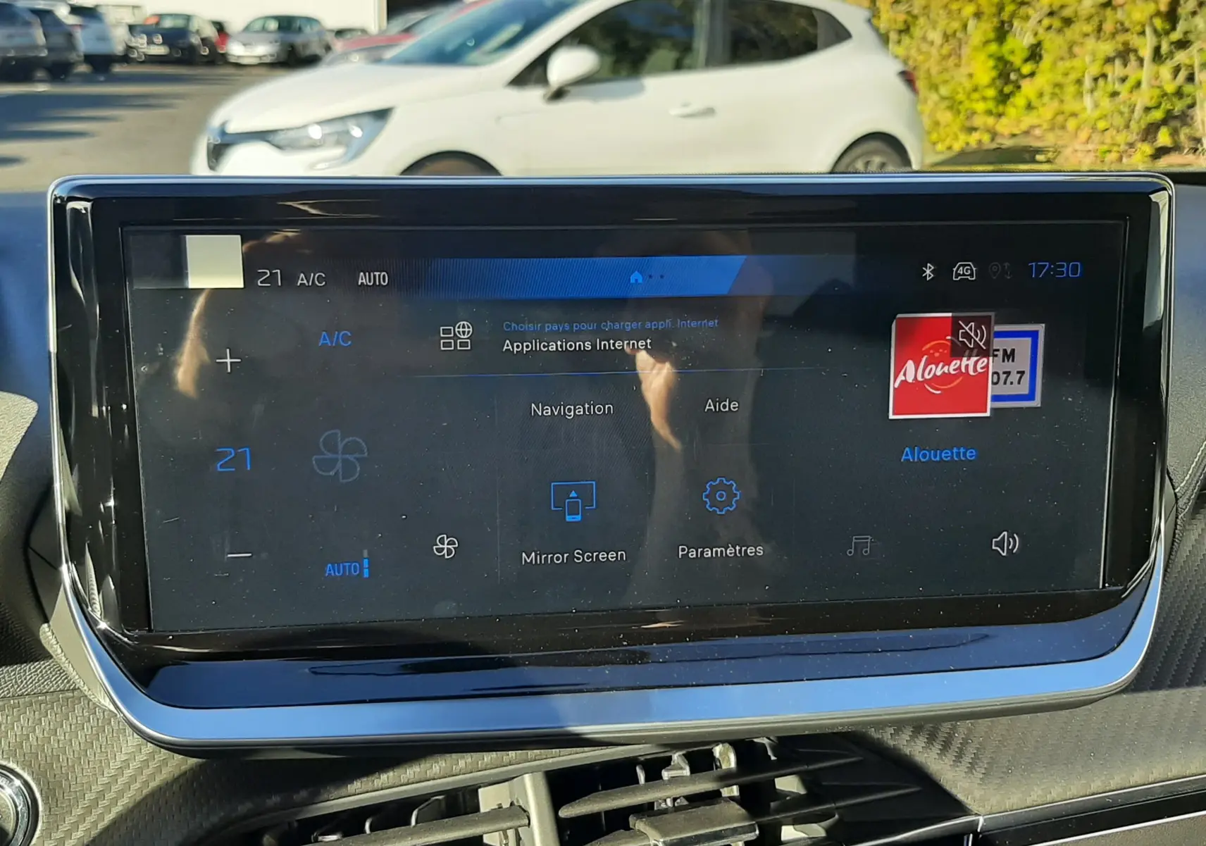 Écran tactile central du Peugeot 2008 1.2 Hybrid 145ch GT en intérieur, avec affichage des options connectées.