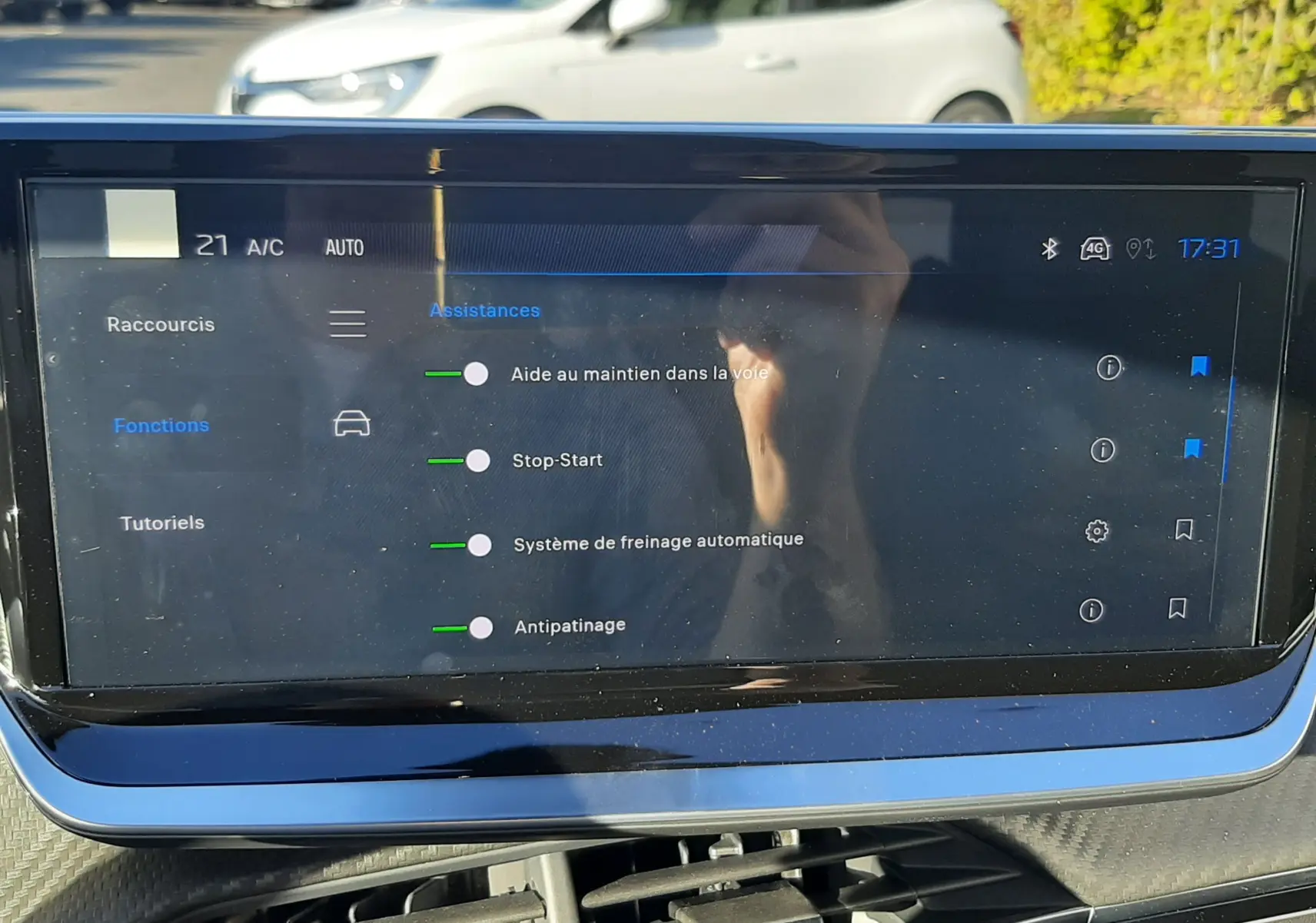 Écran tactile central du Peugeot 2008 2025 montrant les assistances à la conduite avec tableau de bord noir.