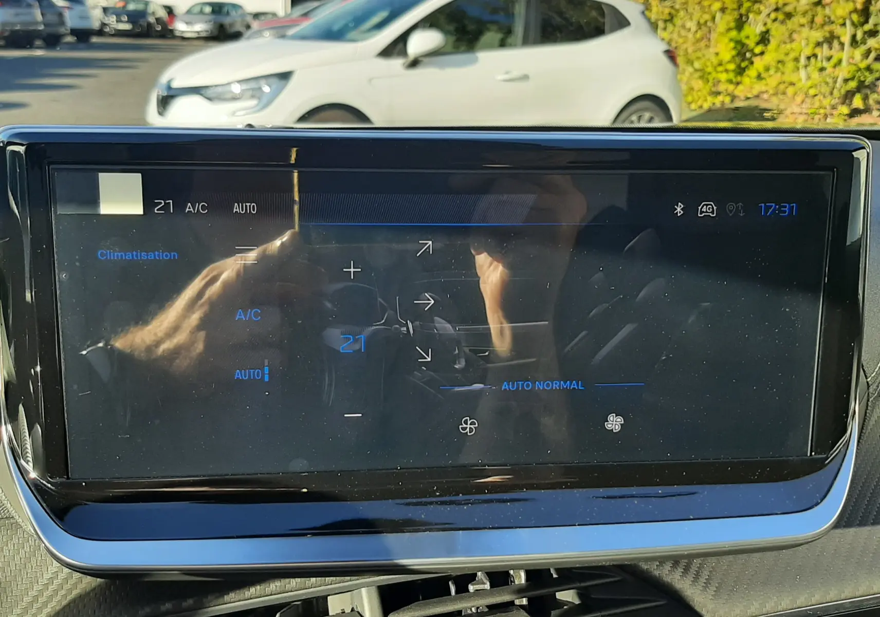 Écran tactile central du tableau de bord du Peugeot 2008 gris sélénium, affichant la climatisation automatique à 21°C.