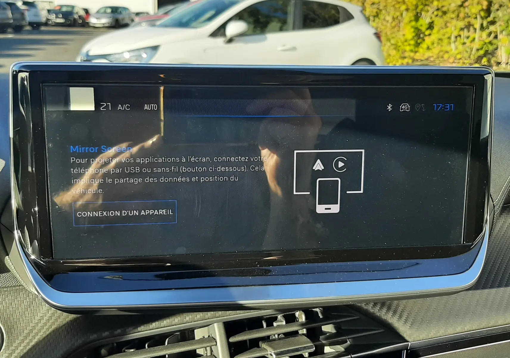 Vue intérieure du tableau de bord du Peugeot 2008 gris selenium, écran tactile affichant la fonction Mirror Screen.