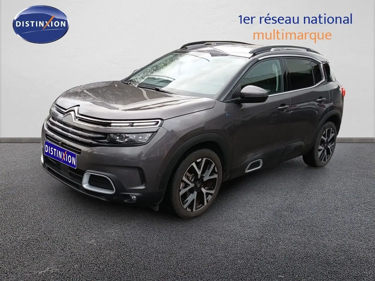 Citroën C5 Aircross hybride rechargeable gris platinium en 3/4 avant droit avec jantes alliage distinctives.