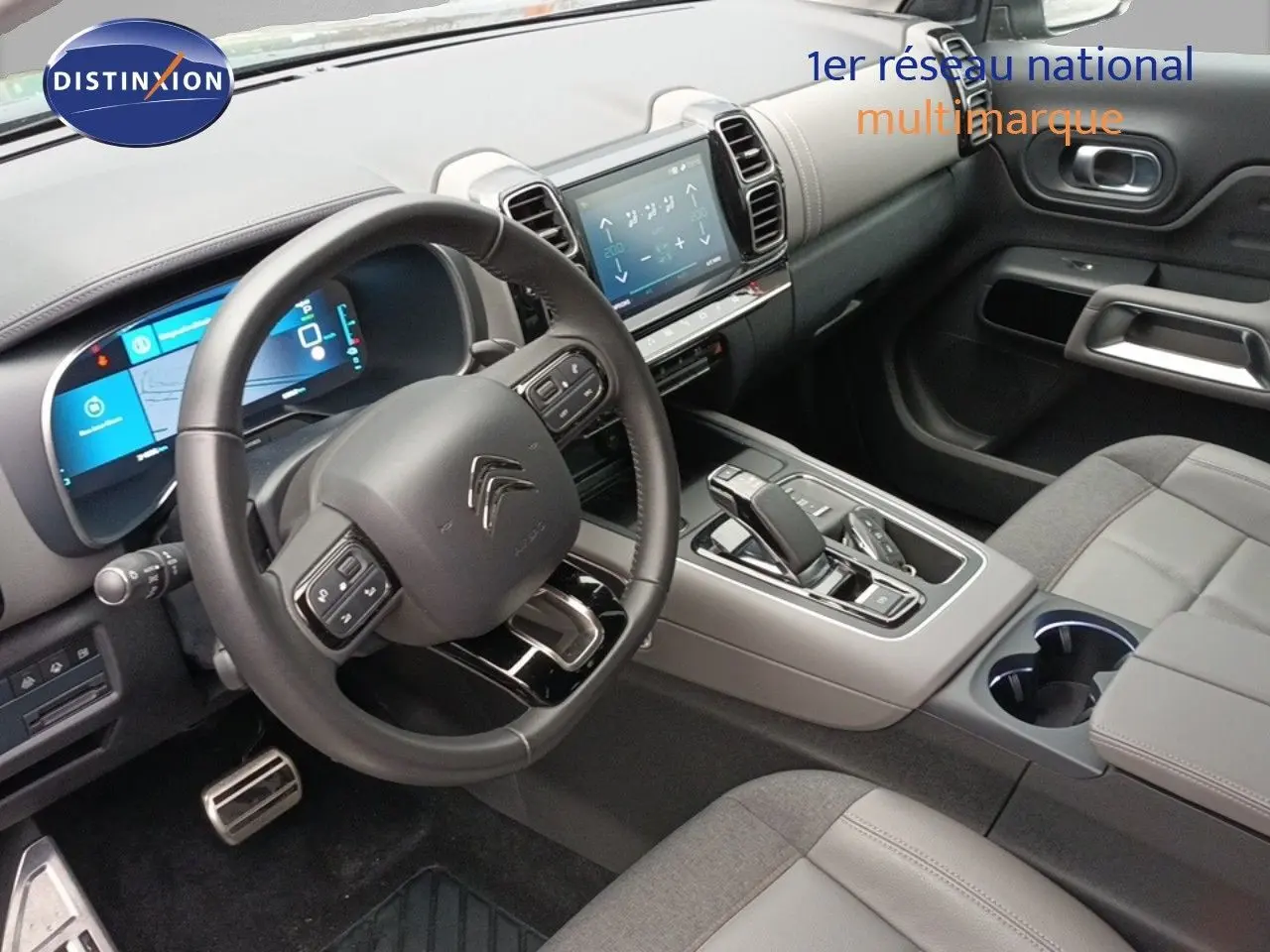 Vue intérieure côté conducteur du Citroën C5 Aircross hybride rechargeable 2022, avec tableau de bord numérique et console centrale gris platinium.