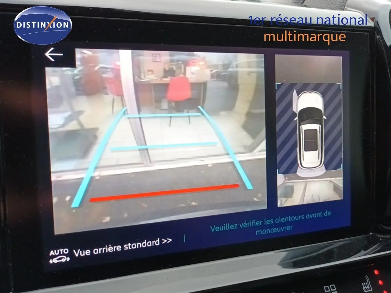Écran de caméra de recul du Citroën C5 Aircross gris platinium 2022 montrant une vue arrière standard avec guidage de trajectoire.