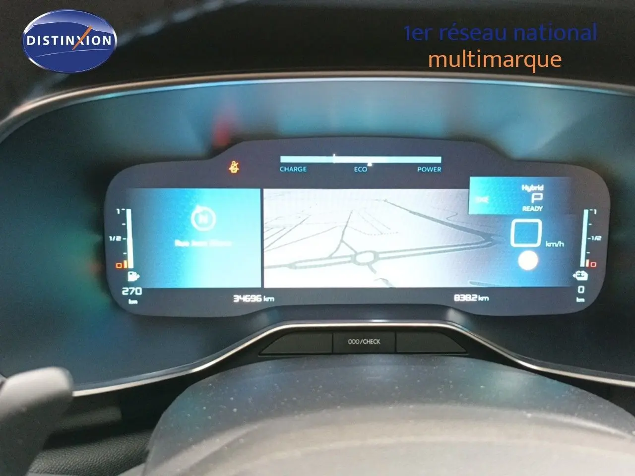 Tableau de bord numérique du Citroën C5 Aircross hybride rechargeable 2022, affichage de navigation et indicateurs.