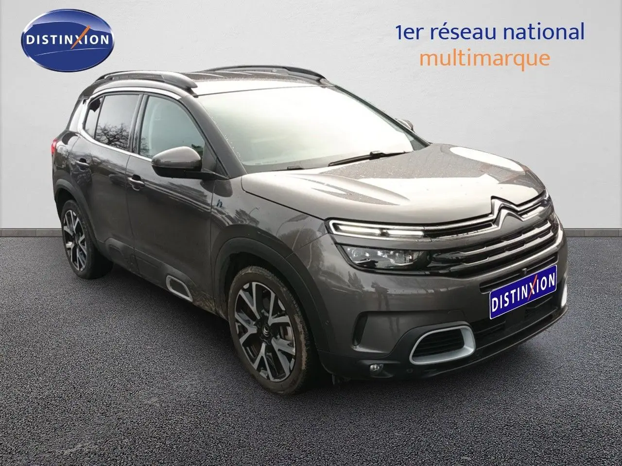 Citroën C5 Aircross hybride rechargeable gris platinium en 3/4 avant droit avec jantes distinctives.