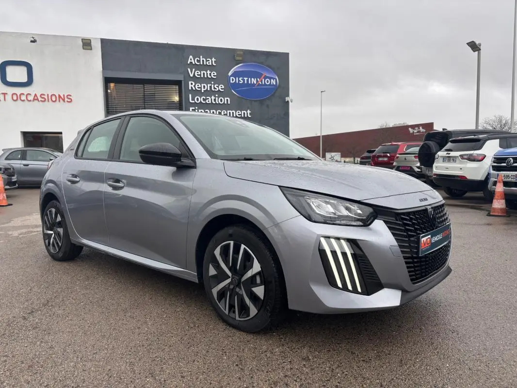 Peugeot 208 Hybrid gris vue 3/4 avant droit, avec feux diurnes à LED verticaux et jantes 16 pouces distinctives.
