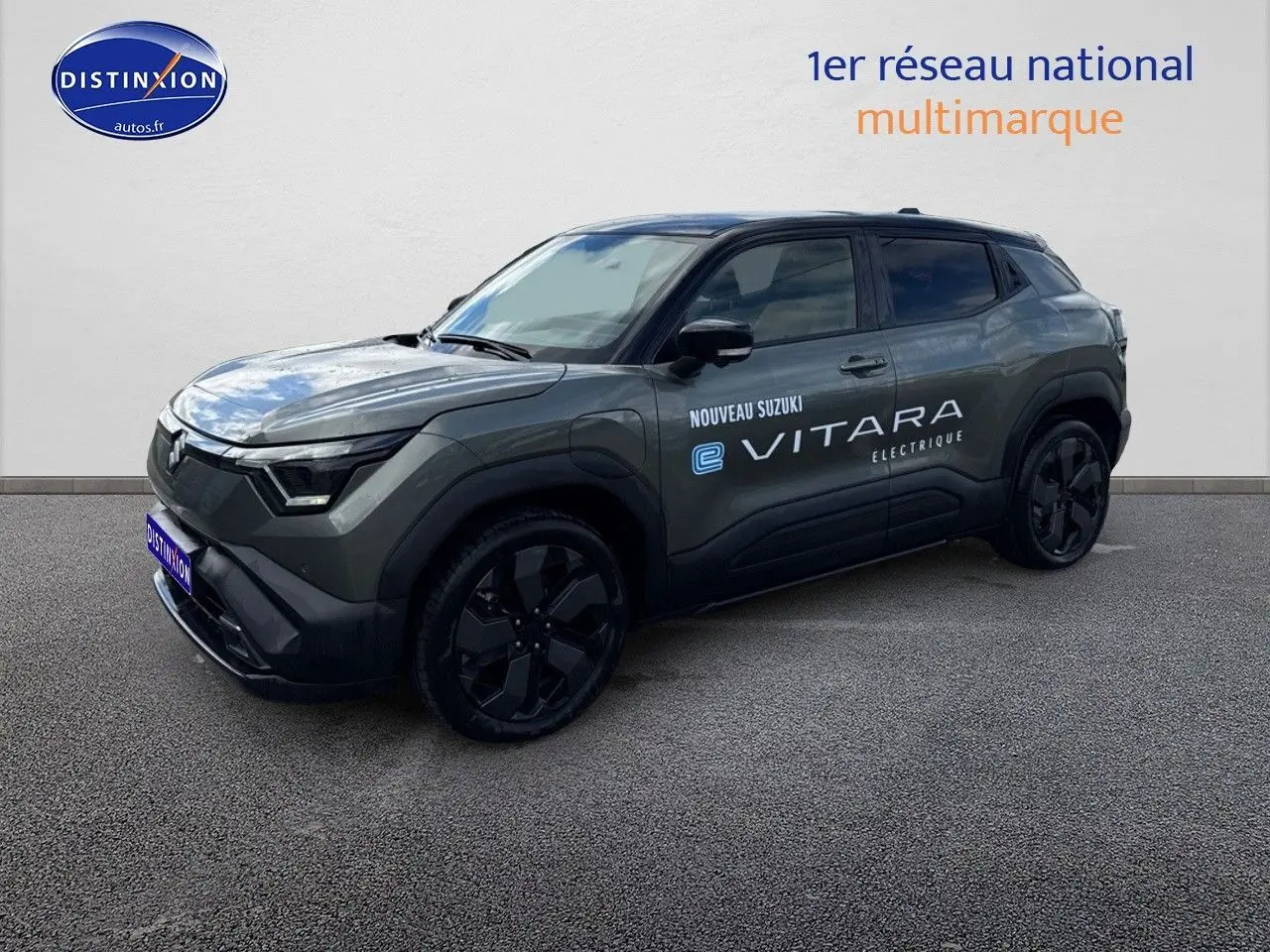 Suzuki Vitara électrique vert Land Breeze, vue 3/4 avant droit avec toit noir et jantes noires.