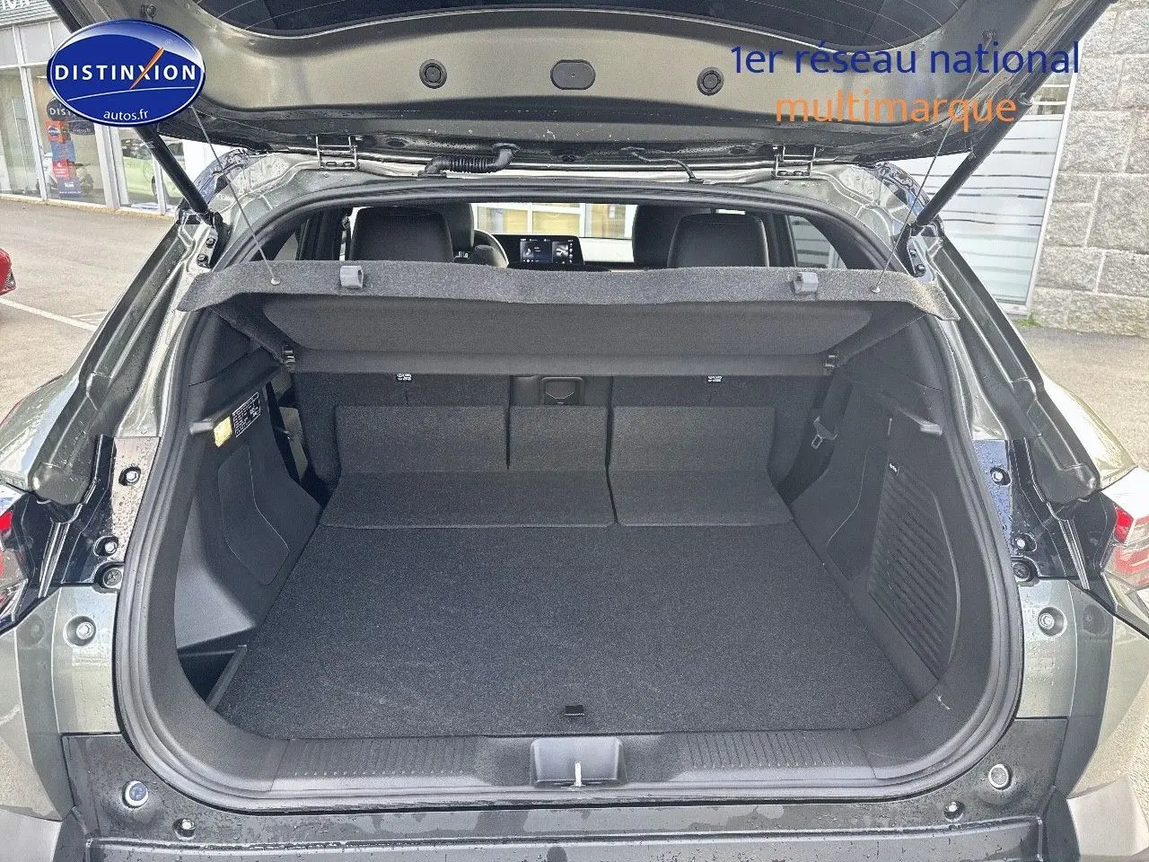 Coffre ouvert vu de l'arrière d'un Suzuki Vitara 2026 vert Land Breeze avec toit noir, montrant l'espace de chargement vide.