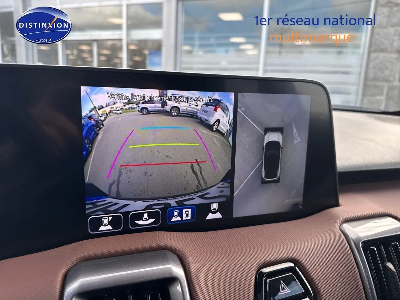 Écran tactile intérieur montrant la caméra de recul et vue 360° du Suzuki Vitara vert Land Breeze avec toit noir.