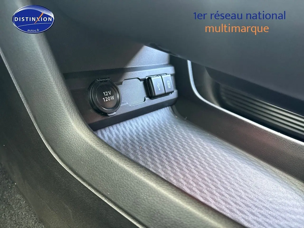 Prise 12V et ports USB dans l’accoudoir central avant du Suzuki Vitara 2026 Style vert Land Breeze avec toit noir.