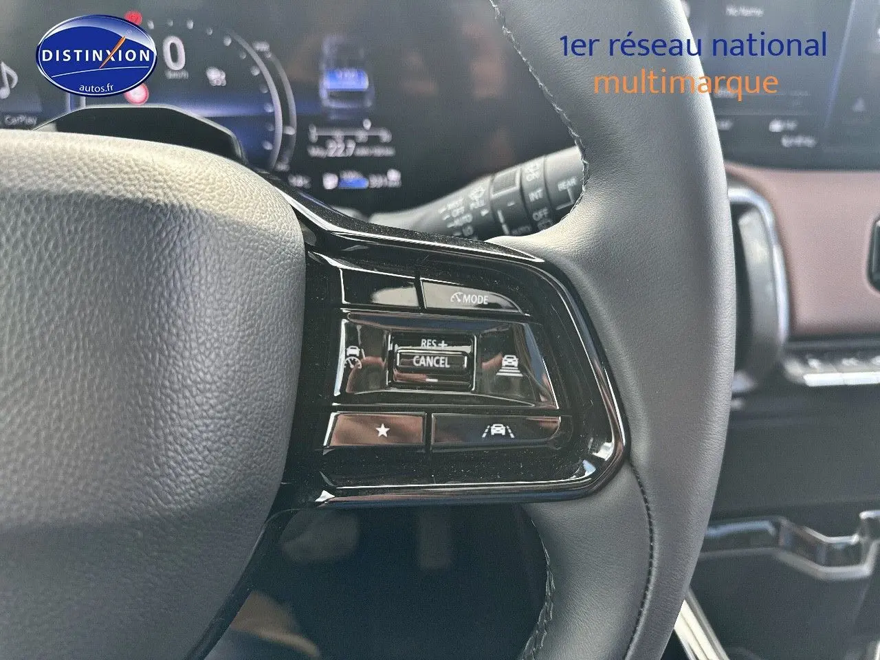 Gros plan sur les commandes multifonctions à droite du volant noir du Suzuki Vitara 2026, intérieur cuir noir et marron.