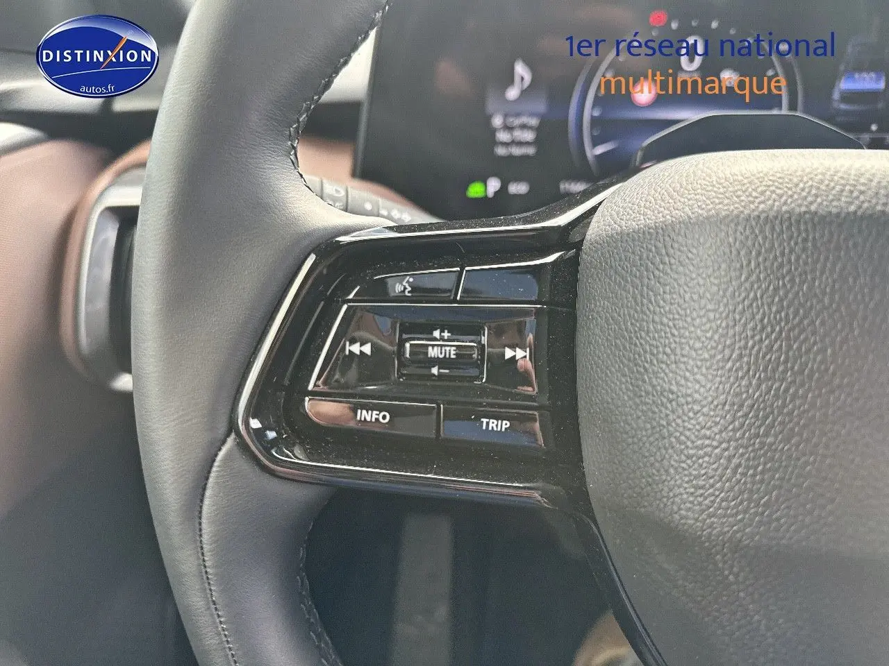 Gros plan sur les commandes gauche du volant noir du Suzuki Vitara 2026, avec boutons audio et multifonctions.