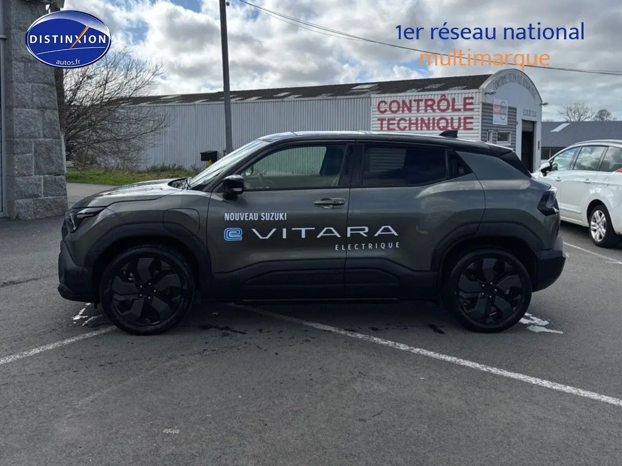 Profil gauche du Suzuki Vitara électrique 2026 en vert Land Breeze avec toit noir et jantes noires.