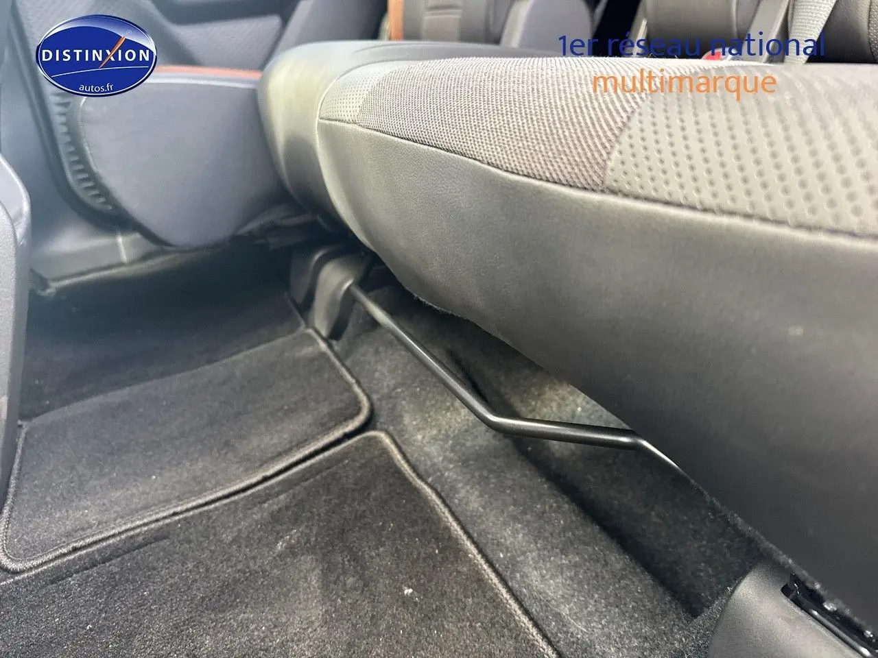 Détail du dessous du siège avant droit avec revêtement tissu noir et marron dans un Suzuki Vitara 2026.