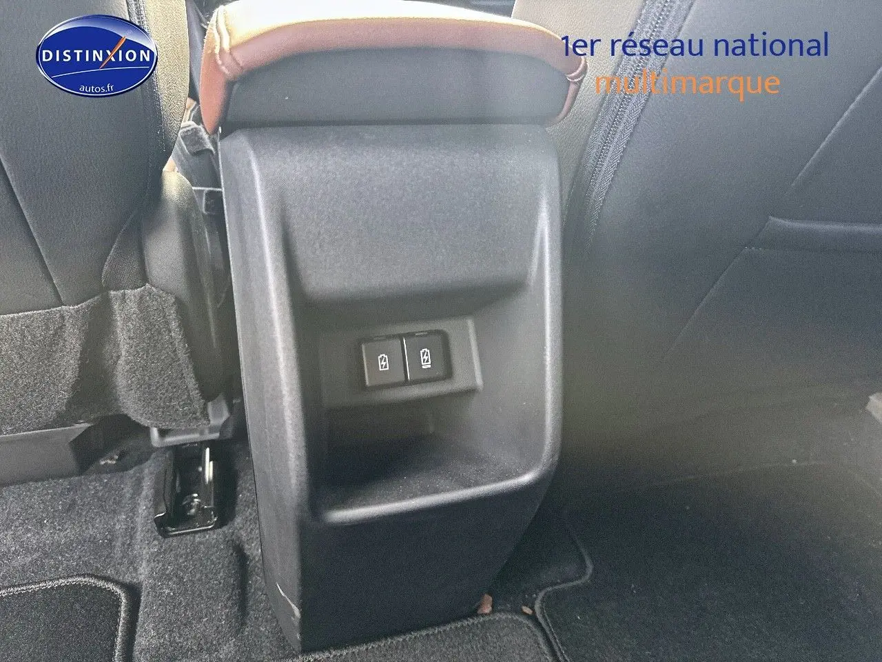 Détail de la console centrale arrière avec commandes de vitres électriques sur Suzuki Vitara 2026 vert Land Breeze et toit noir.