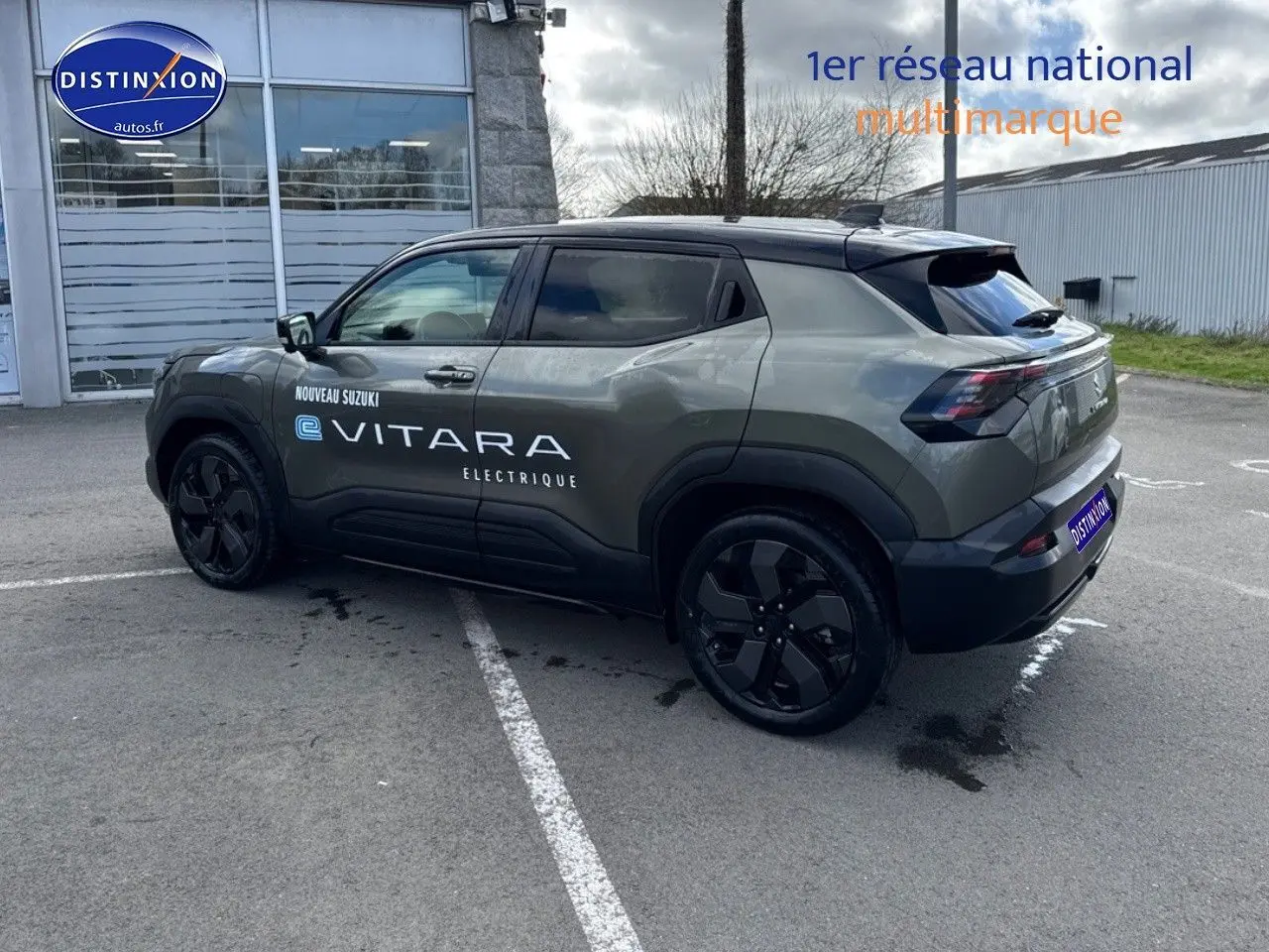 Suzuki Vitara électrique 2026 vert Land Breeze avec toit noir, vue 3/4 arrière côté gauche, jantes noires.