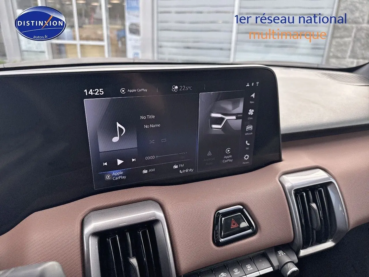 Vue intérieure du tableau de bord du Suzuki Vitara 2026, avec écran tactile et garniture marron contrastant avec le noir.