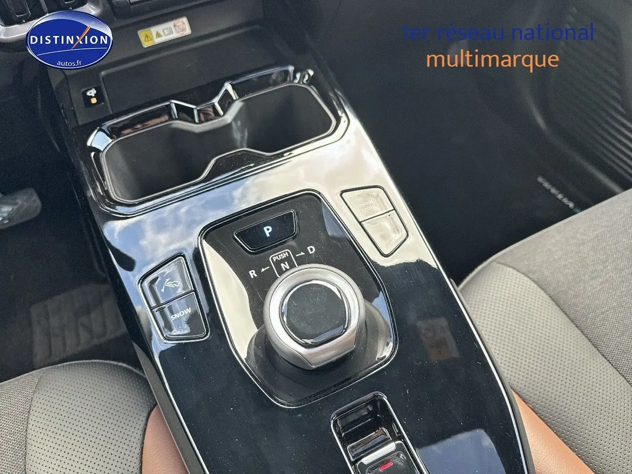 Gros plan sur la console centrale noire brillante avec sélecteur rotatif de boîte auto du Suzuki Vitara 2026.