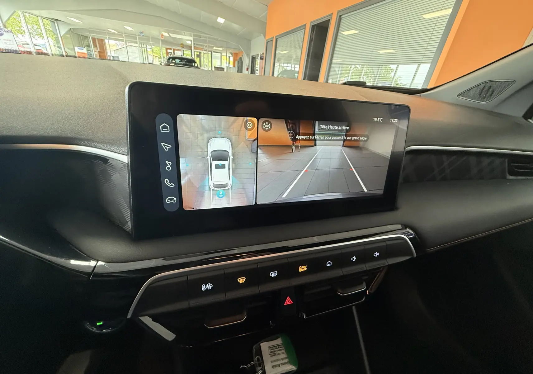 Vue intérieure du tableau de bord du MG3 Hybrid+ avec écran tactile affichant la caméra 360° et les commandes climatisation.
