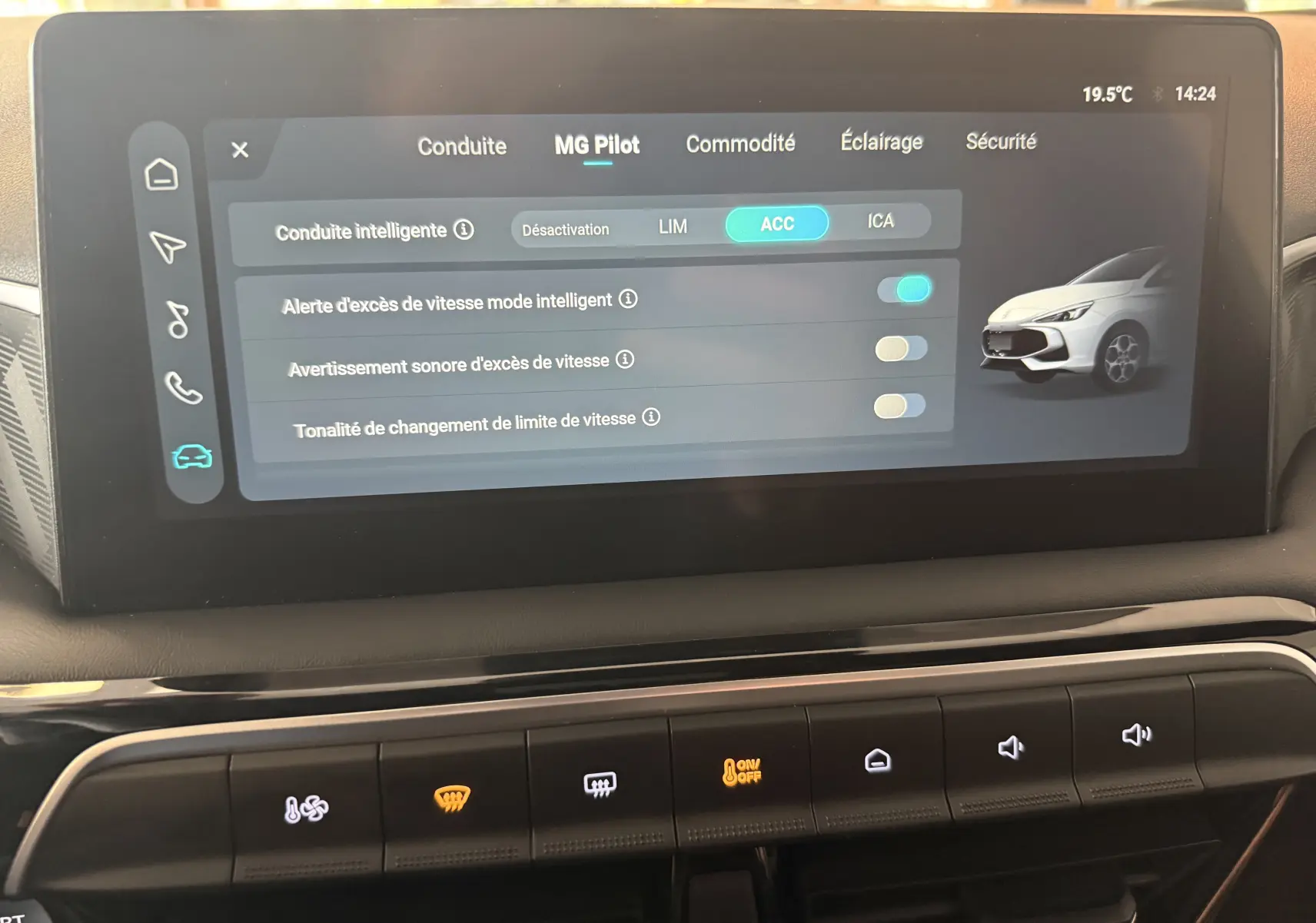 Écran tactile intérieur du MG3 1.5 L Hybrid+ affichant les réglages du système MG Pilot sur fond noir.