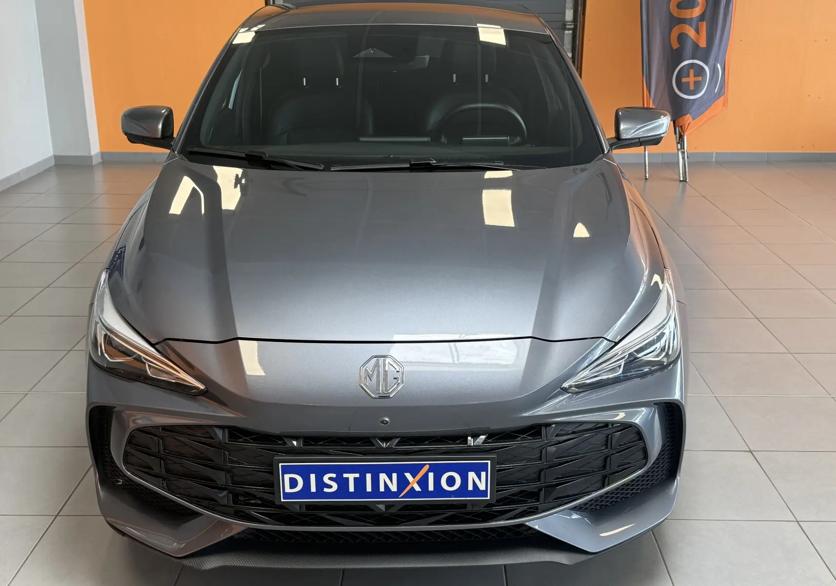 Vue frontale du MG3 1.5 L Hybrid+ en gris Hampstead, mettant en valeur sa calandre noire et ses phares LED fins.