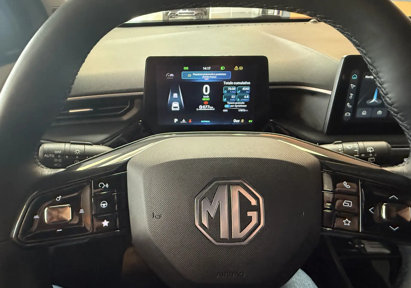 Vue intérieure centrée sur le volant noir avec logo MG et écran numérique du tableau de bord du MG3 Hampstead Grey.