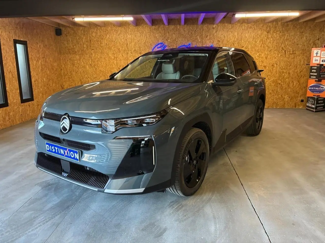 Vue 3/4 avant droite du Citroën C5 Aircross II 1.2 hybride 2026 vert, avec jantes noires et calandre distinctive.