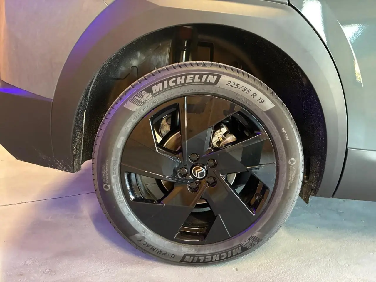 Gros plan sur la roue arrière droite du Citroën C5 Aircross vert 2026, avec jante noire et pneu Michelin 19 pouces.